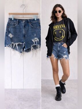 Abercrombie Mom Short High Rise Rigid Denim‎ Blue Distressed 26 Festival Grunge